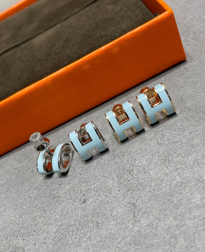[LOXURA]POP H SKY BLUE STUD EARRINGS