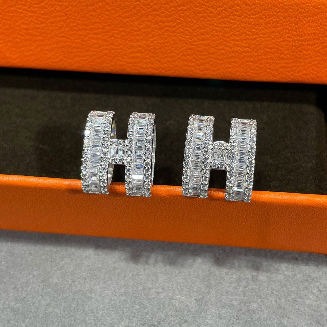 [LOXURA]H STUD EARRINGS WITH SILVER DIAMONDS